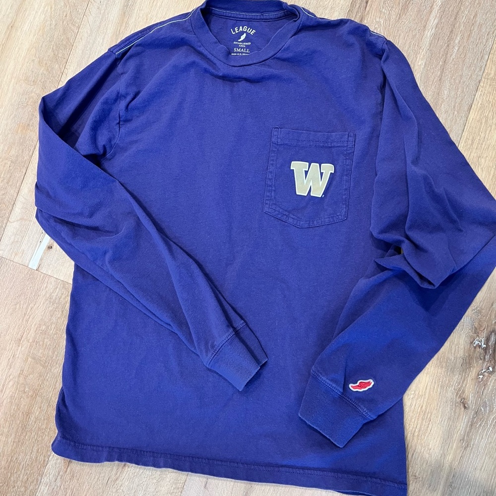 Unisex Long sleeve UW  crewneck in small